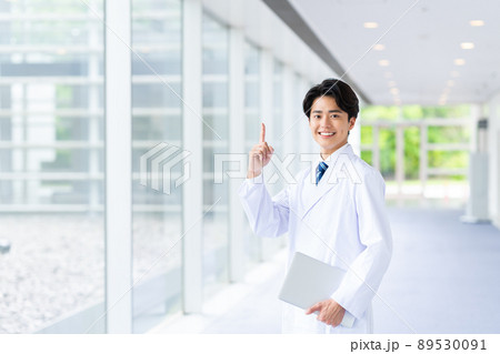 白衣の若い男性 白衣の若い男性 89530091