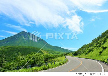 北海道　知床　青空の羅臼岳 89530125