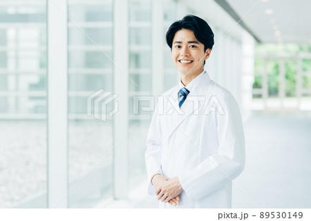 白衣の若い男性 89530149