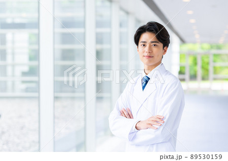 白衣の若い男性 89530159