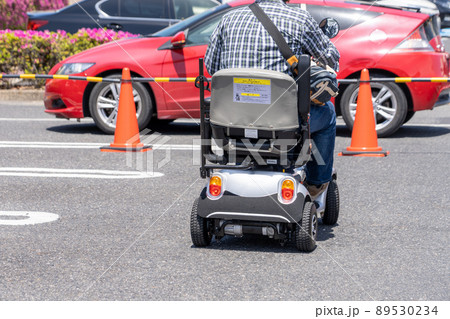 電動のシニアカーに乗る人 89530234