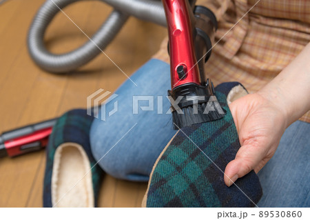 【サイクロンクリーナーでスリッパのゴミを吸い取るミドル主婦】 【サイクロンクリーナーでスリッパのゴミを吸い取るミドル主婦】 89530860