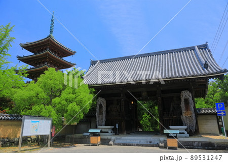 【香川県】新緑の志度寺 五重塔と仁王門(第八十六番札所) 【香川県】新緑の志度寺 五重塔と仁王門(第八十六番札所) 89531247