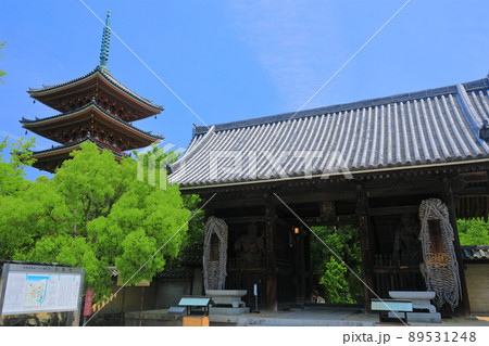 【香川県】新緑の志度寺　五重塔と仁王門（第八十六番札所） 89531248
