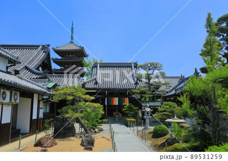 【香川県】新緑の志度寺五重塔と圓通寺（第八十六番札所） 89531259