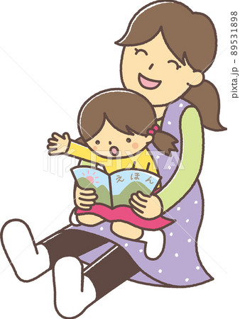 子どもを膝にのせて、読み聞かせをする女性。（女の子・左向き） 89531898