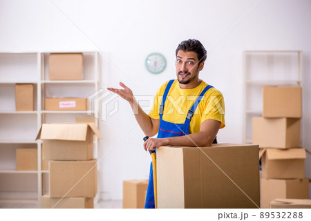 Young male contractor doing home relocation Young male contractor doing home relocation 89532288