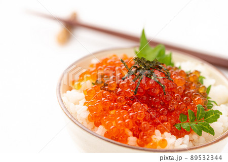 ご飯にたっぷり!いくら醤油漬け(いくら丼) ご飯にたっぷり!いくら醤油漬け(いくら丼) 89532344