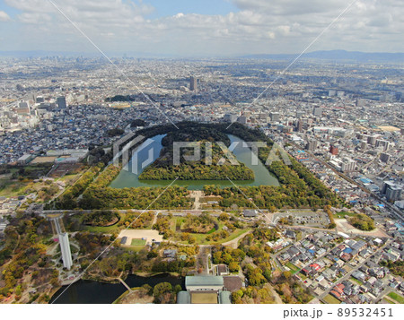 大阪府堺市の大仙公園の上空から 89532451
