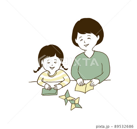 折り紙で手裏剣を折っているお母さんと女の子 89532686