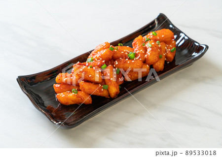 deep fried Korean rice cake (Tteokbokki) skewered with spicy sauce 89533018