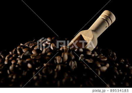 コーヒー豆とメジャースプーンを黒背景で撮影 89534183
