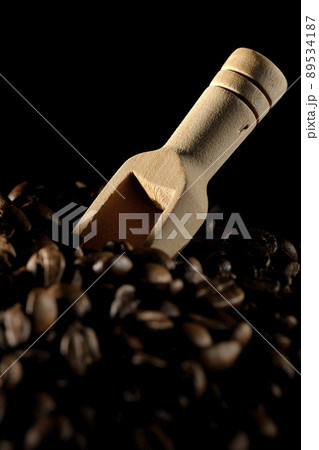 コーヒー豆とメジャースプーンを黒背景で撮影 89534187