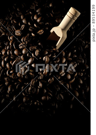 コーヒー豆とメジャースプーンを黒背景で撮影 89534199