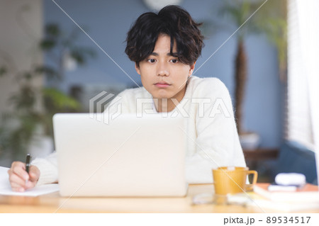 男性　テレワーク　オンライン学習 89534517