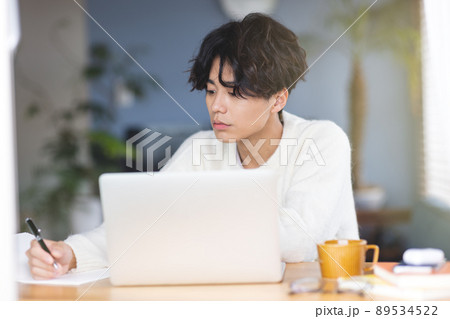男性　テレワーク　オンライン学習 89534522