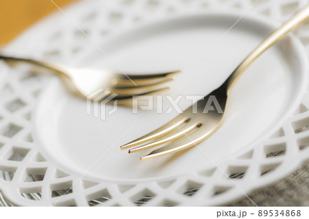ケーキフォークと白い小皿（スイーツ） 89534868