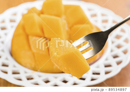 マンゴーをカットして食べる 89534897