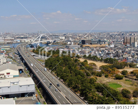 浜工業公園の上空から阪神高速4号湾岸線の空撮 89535277