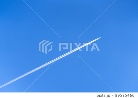 綺麗な青空と飛行機雲 綺麗な青空と飛行機雲 89535466