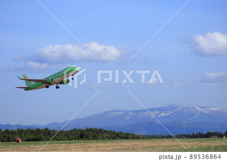 離陸するFDAのチャーター便 89536864