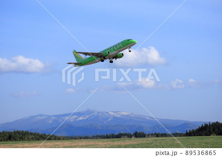 離陸するFDAのチャーター便 89536865