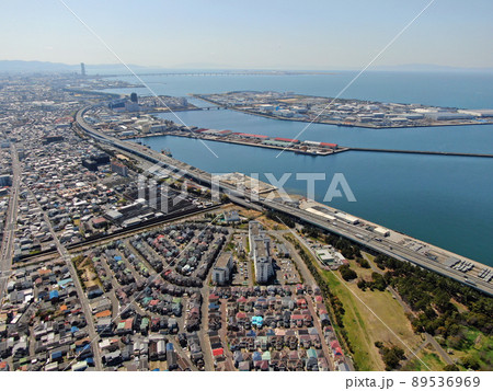 岸和田の浜工業公園の上空から貝塚市方面の空撮 89536969