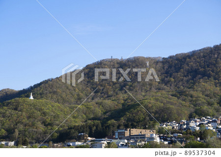 春の藻岩山と平和の塔 春の藻岩山と平和の塔 89537304