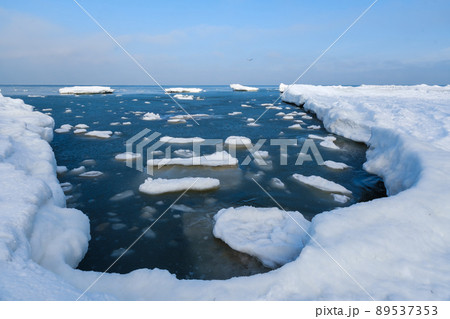 Snowy shore of calm sea 89537353