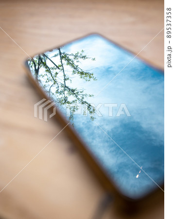 スマホの映り込み スマホの映り込み 89537358
