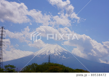 山梨県の高速道路から見上げた富士山 山梨県の高速道路から見上げた富士山 89538472