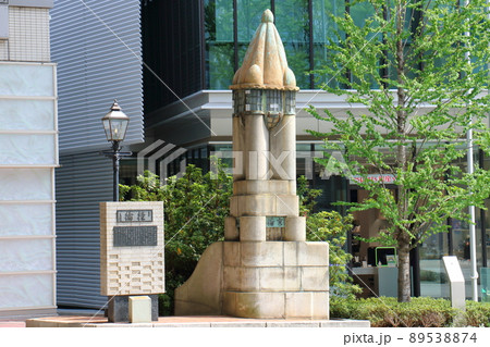 東京銀座通りのガス灯と京橋親柱、煉瓦銀座の碑　東京都中央区銀座一丁目 89538874