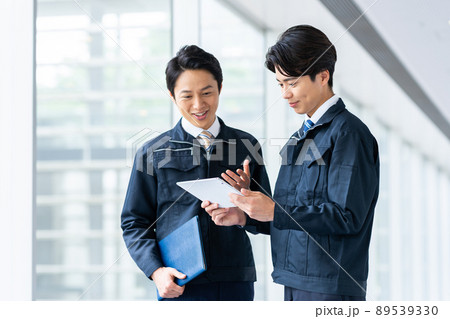 オフィスビルで働く作業員のスタッフ 89539330