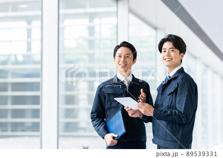 オフィスビルで働く作業員のスタッフ 89539331