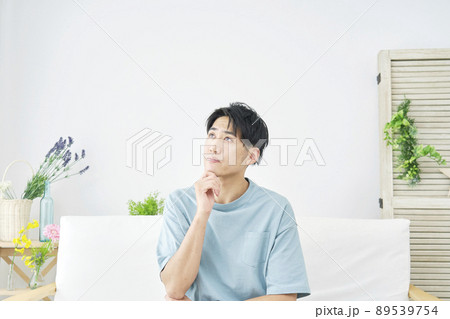 男性　考える　リビングルーム 89539754
