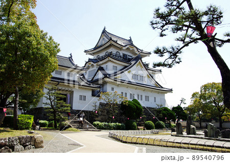 岸和田城の天守閣と国指定名勝の八陣の庭 89540796