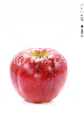 あきばえ　秋映　赤いリンゴ　丸ごと　1個　明るい背景 89540933
