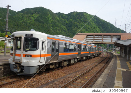 岐阜県 JR高山本線 飛騨金山駅停車中の気動車 岐阜県 JR高山本線 飛騨金山駅停車中の気動車 89540947
