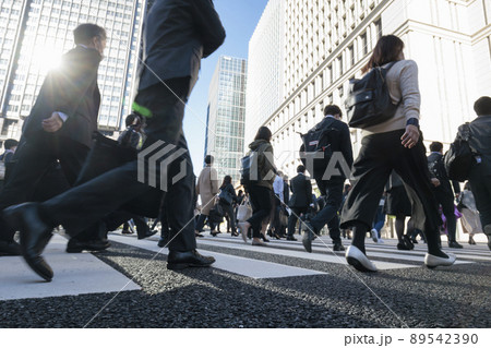 横断歩道を渡るビジネスマンたち　東京　丸の内 89542390