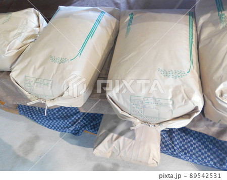 倉庫内に積み上げられた紙製の大型袋（米袋・原料袋） 89542531