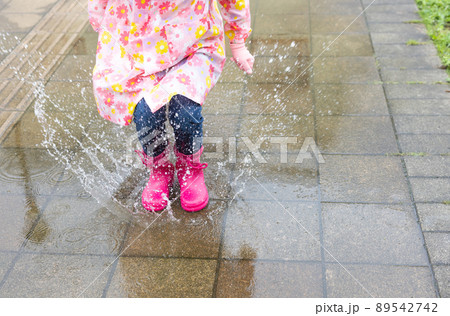 カッパを着る子供 カッパを着る子供 89542742