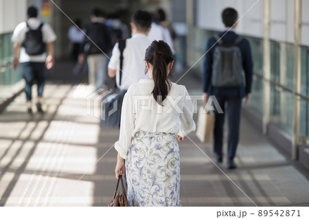 通勤する女性の後ろ姿 89542871