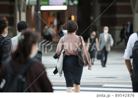 通勤する女性の後ろ姿 89542876