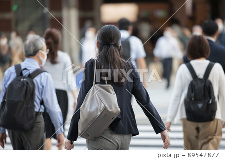 通勤する女性の後ろ姿 89542877