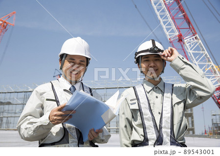 日本人の仕事風景、現場監督　　施工管理　新人教育 89543001