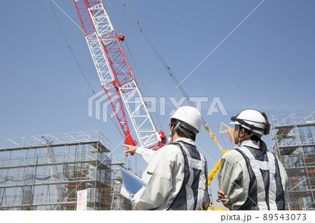 施工管理 日本人の仕事風景、現場監督 後姿 施工管理 日本人の仕事風景、現場監督 後姿 89543073