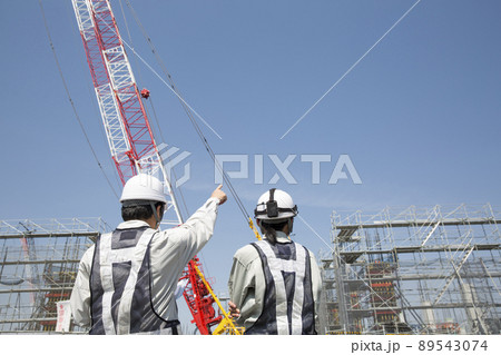 施工管理 　日本人の仕事風景、現場監督　後姿　 89543074
