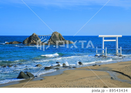 【福岡県】晴天下の桜井二見ヶ浦の夫婦岩と白鳥居 【福岡県】晴天下の桜井二見ヶ浦の夫婦岩と白鳥居 89543434