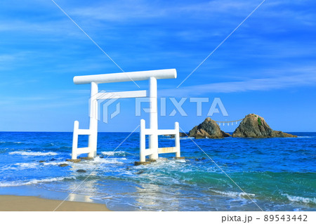 【福岡県】晴天下の桜井二見ヶ浦の夫婦岩と白鳥居 89543442