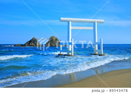 【福岡県】晴天下の桜井二見ヶ浦の夫婦岩と白鳥居 89543478